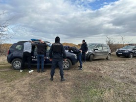 FOTO // Doi bărbați și o femeie - reținuți, după ce au primit bani pentru organizarea migrației ilegale